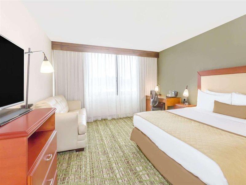Clarion Hotel & Suites Mount Laurel Exterior foto