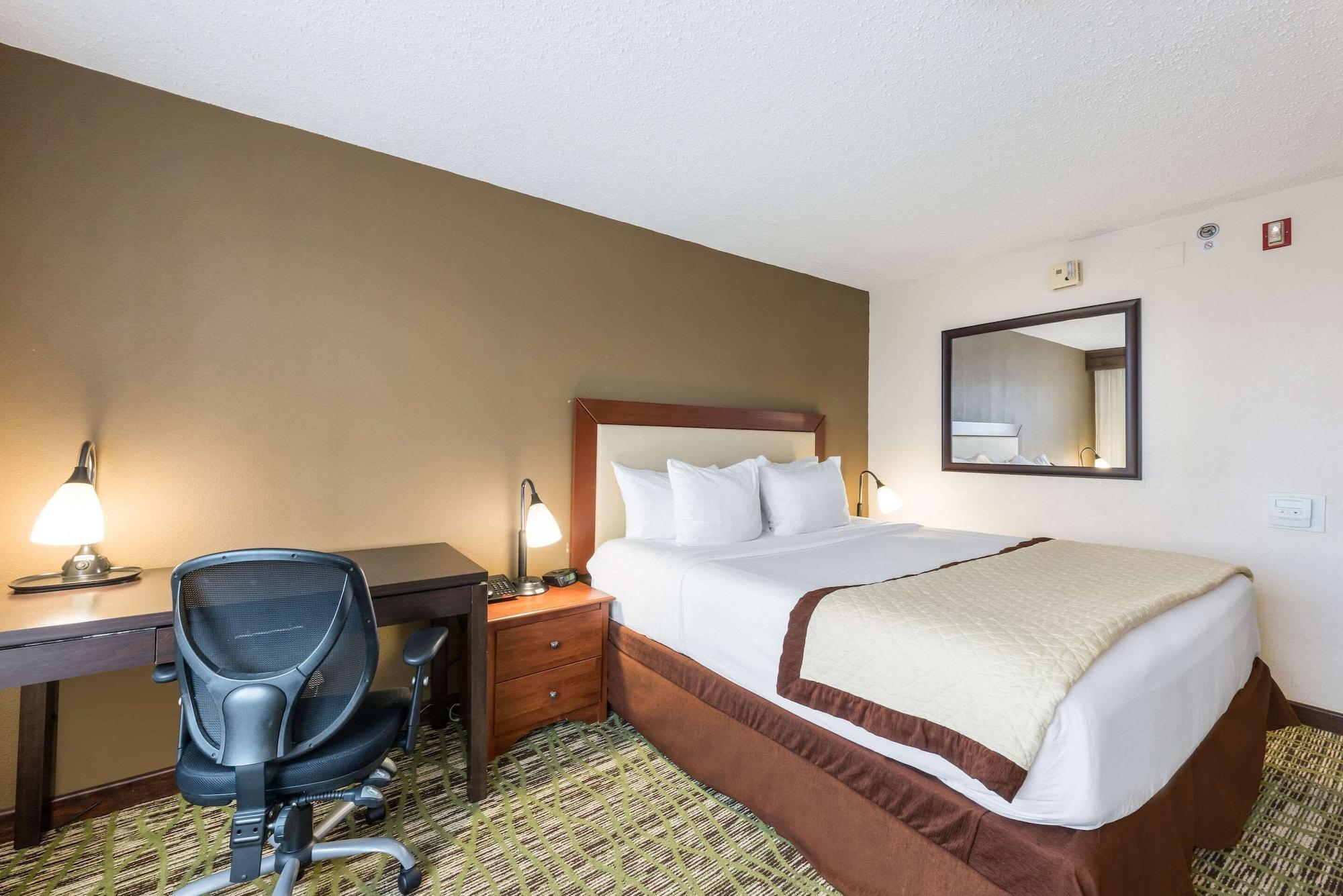 Clarion Hotel & Suites Mount Laurel Exterior foto