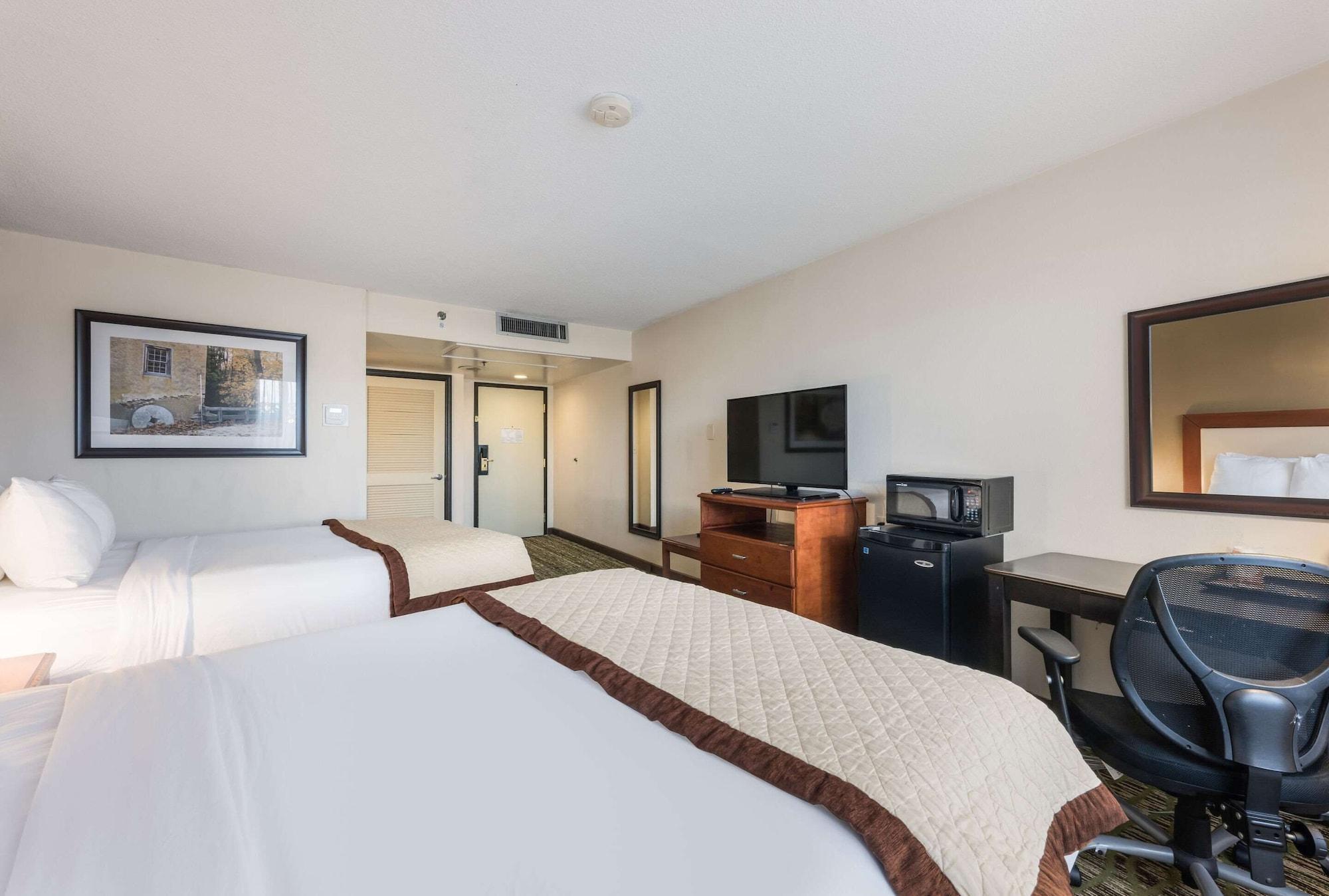 Clarion Hotel & Suites Mount Laurel Exterior foto