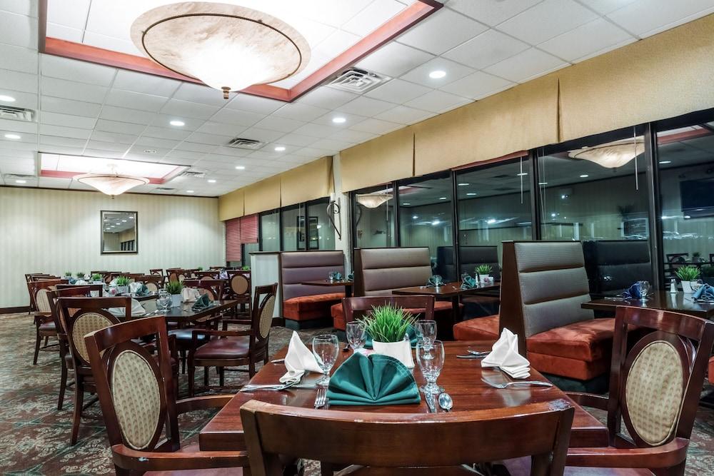 Clarion Hotel & Suites Mount Laurel Exterior foto