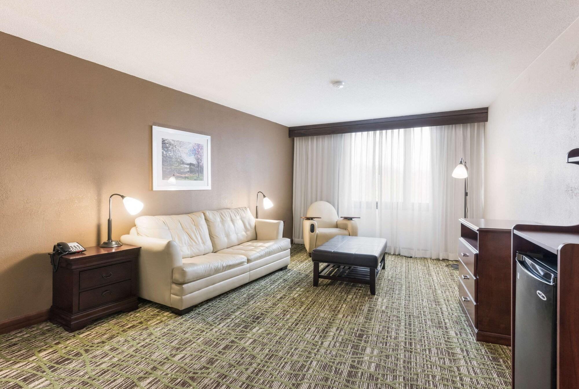 Clarion Hotel & Suites Mount Laurel Exterior foto