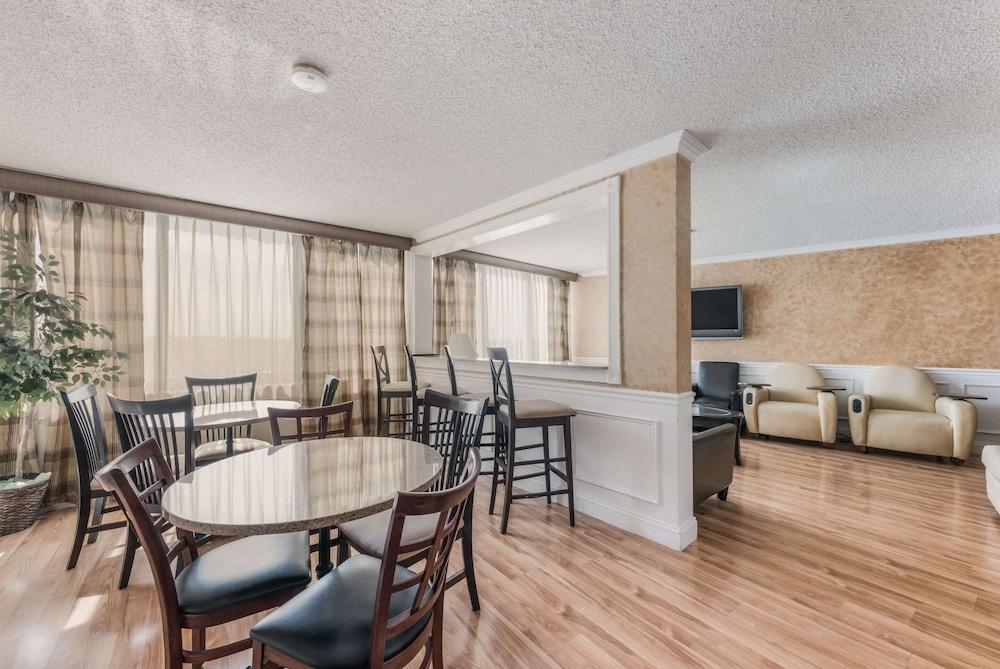 Clarion Hotel & Suites Mount Laurel Exterior foto