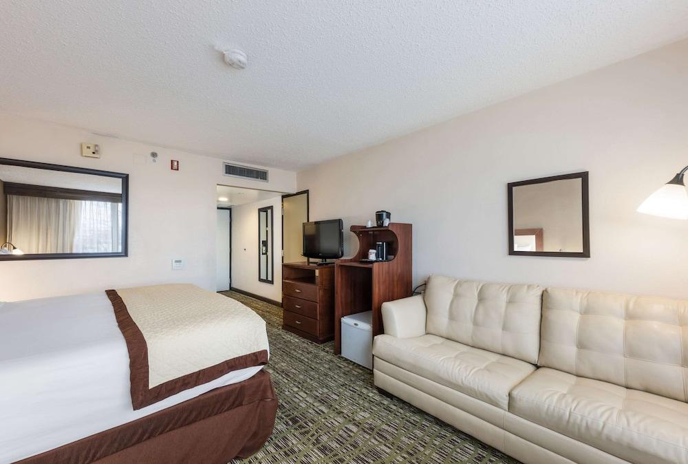 Clarion Hotel & Suites Mount Laurel Exterior foto
